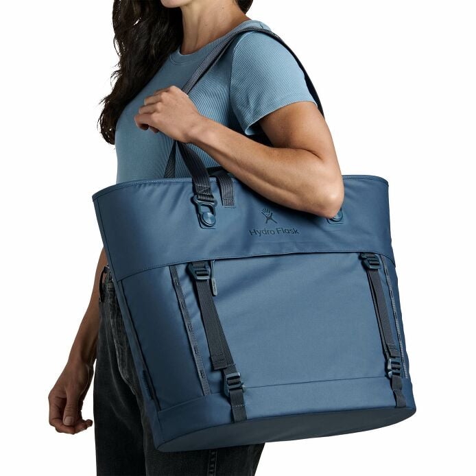 carryouttm-soft-cooler-tote-30-l-a0 250815_hydro_s26_hb_14614_2.jpg