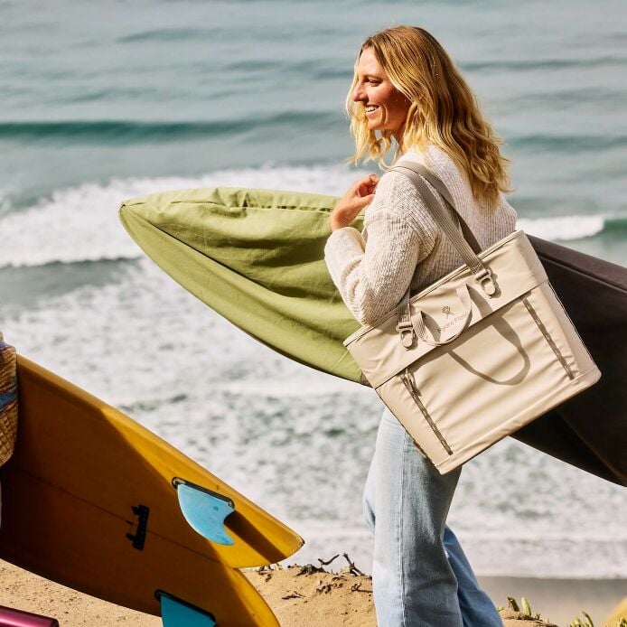 carryouttm-soft-cooler-tote-20-l-o6 hf_carryout_bouwer_d1_l1_torrey_pines_lifestyle_1142_1_1.jpg