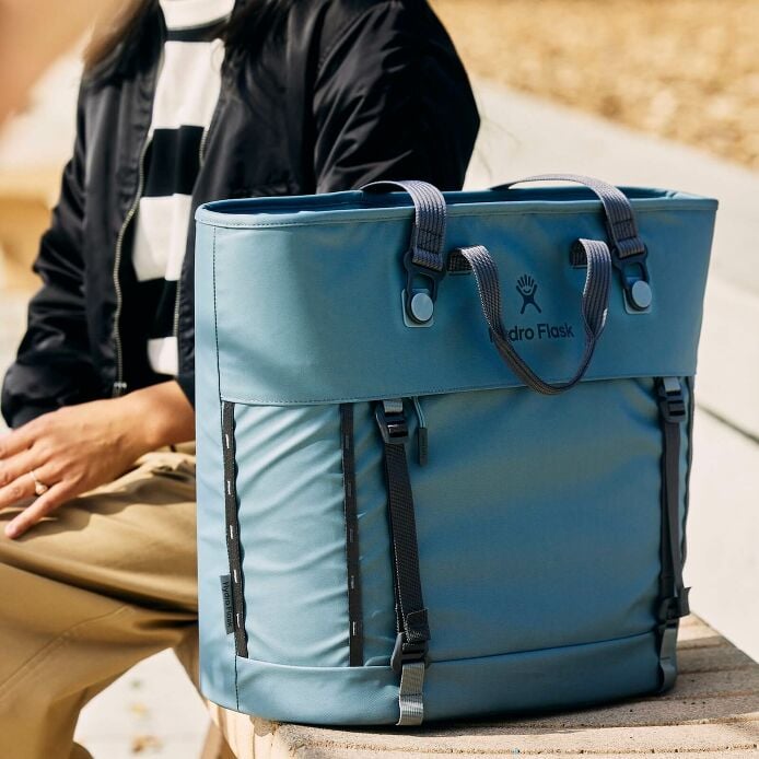 carryouttm-soft-cooler-tote-30-l-a0 hf_carryout_bouwer_d2_l2_parking_soccer_1930_1_1.jpg
