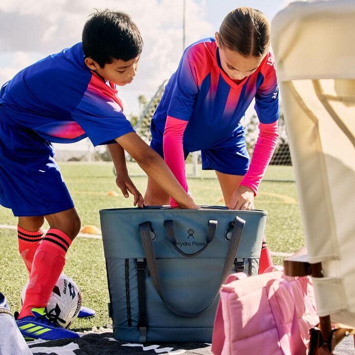 carryouttm-soft-cooler-tote-30-l-a0 hf_carryout_bouwer_d2_l2_parking_soccer_2454_1_1.jpg