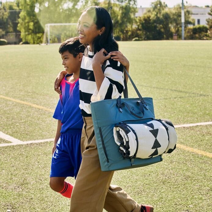 carryouttm-soft-cooler-tote-30-l-a0 hf_carryout_bouwer_d2_l2_parking_soccer_3406_1_1.jpg