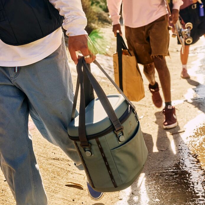 carryouttm-soft-cooler-10-l-a6 hf_carryout_bouwer_d2_l3_skate_ditch_3744_5.jpg
