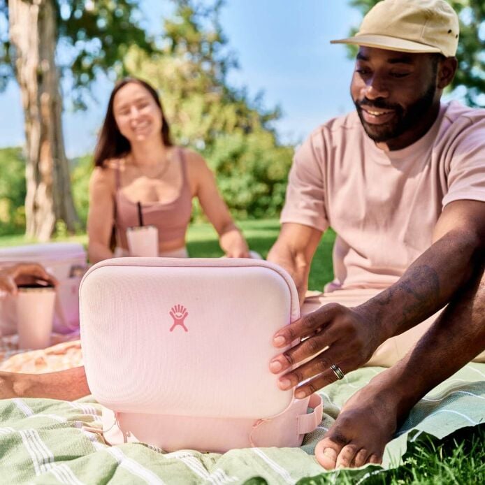 5-l-carry-outtm-lunch-box-c5 hf_s24_trillium_45_1.jpg