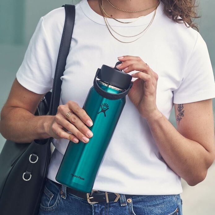 32-oz-lightweight-flex-straw-bottle-p4 hf_s26_lightweight_mcinnis_5167_2_3.jpg
