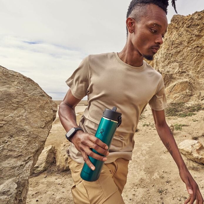 24-oz-lightweight-flex-straw-bottle-y7 hf_s26_lightweight_mcinnis_6828_4.jpg