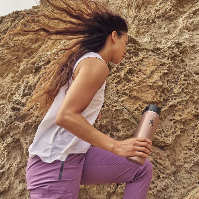 32-oz-lightweight-flex-straw-bottle-p4 hf_s26_lightweight_mcinnis_6946_1_3.jpg